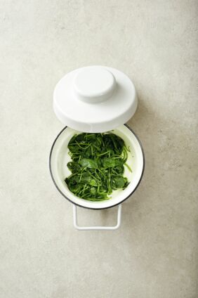 Süßkartoffelwaffeln mit Spinat und Ei zubereiten Süßkartoffelwaffeln mit Spinat und Ei zubereiten