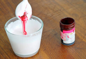 Rosafarbene Eiweissspritzglasur herstellen Kuchen Unterseite Rezepte Eiweißspritzglasur-4