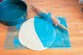 Mürbeteig unter Klarsichtfolie ausrollen Kuchen Unterseite Rezepte Mürbeteig