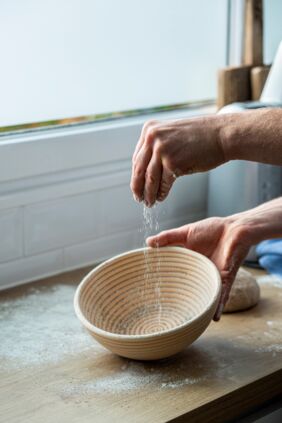 Gärkörbchen mit Schrot ausstreuen Gärkörbchen mit Schrot ausstreuen