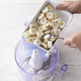 Bananeneis mit Keksteig und Schokosauce Bananeneis mit Keksteig und Schokosauce