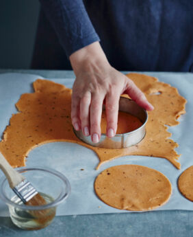 Papadam ausstechen Papadam ausstechen