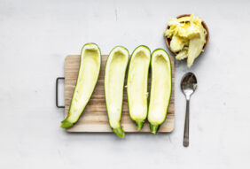 Zucchini-Schiffchen mit Hackfüllung Zucchini-Schiffchen mit Hackfüllung