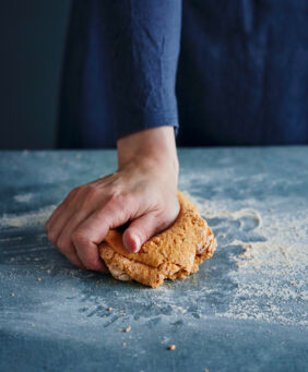 Papadam Teig kneten Papadam Teig kneten