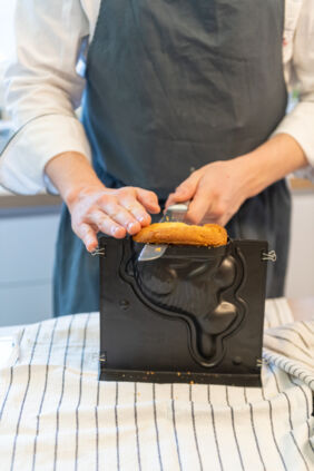 Eierlikörhase-Teig-wegschneiden Eierlikörhase-Teig-wegschneiden