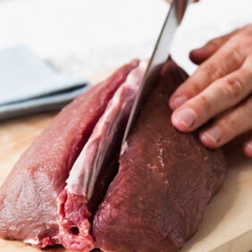 Fleisch des Rehrückens entlang der Wirbelsäule einschneiden. Rehrücken vorbereiten