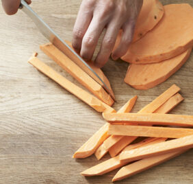 Süßkartoffel Pommes zubereiten Step 2 Süßkartoffel Pommes zubereiten Step 2