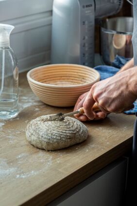 Sauerteig einschneiden Sauerteig einschneiden