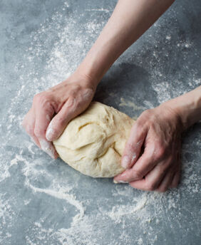 Hefezopf flechten-Teig kneten Hefezopf flechten-Teig kneten