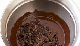 Kuvertüre richtig temperieren Zugabe der restlichen Kuvertüre Kuvertüre richtig temperieren Zugabe der restlichen Kuvertüre