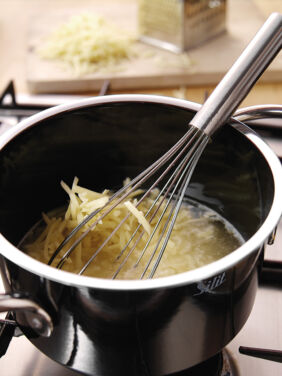 Grundrezept Käsefondue Step 1 Grundrezept Käsefondue Step 1