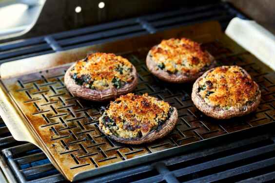 Mit Mangold und Feta gefüllte Portobellos vom Grill Rezept | Küchengötter