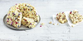 Popcorn-Cake mit Schokolinsen Popcorn-Cake mit Schokolinsen