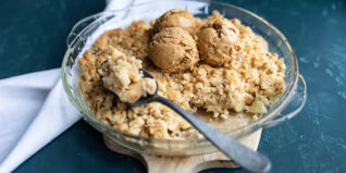 Apple Crumble mit Dulce-de-Leche-Eis Apple Crumble mit Dulce-de-Leche-Eis