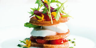 Caprese-Türmchen mit Crostini-Chips Caprese-Türmchen mit Crostini-Chips