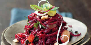 Rote-Bete-Salat mit Cassis-Vinaigrette und grünen Trauben Rote-Bete-Salat mit Cassis-Vinaigrette und grünen Trauben