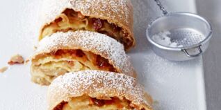 Apfelstrudel mit Pinienkernen und Rosinen Apfelstrudel mit Pinienkernen und Rosinen