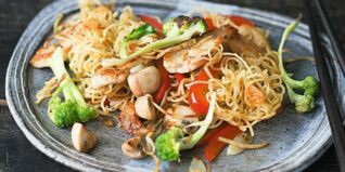 Gebratene Nudeln mit Gemüse und Huhn Gebratene Nudeln mit Gemüse und Huhn