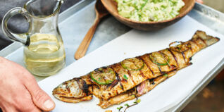 Grillforelle mit Gurkentatar Grillforelle mit Gurkentatar