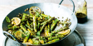 Grüner Wok-Spargel mit Knusper-Feta Grüner Wok-Spargel mit Knusper-Feta