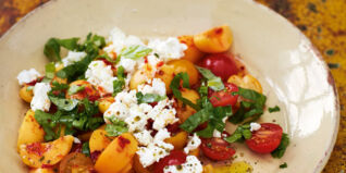 Tomaten-Aprikosen-Salat mit Feta und Honig-Sambal-Dressing Tomaten-Aprikosen-Salat mit Feta und Honig-Sambal-Dressing