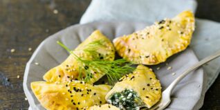 Sambusak mit Spinat und Schafskäse Sambusak mit Spinat und Schafskäse