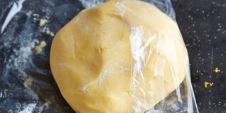 Mürbeteig zubereiten - Step 5: Teig in Folie einwickeln und in den Kühlschrank legen. Mürbeteig - in Folie