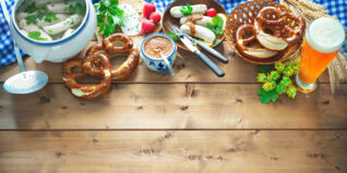 Gedeckter Oktoberfest-Tisch Gedeckter Oktoberfest-Tisch