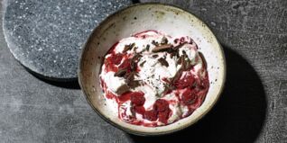 Stracciatella-Creme mit Kirschgrütze Stracciatella-Creme mit Kirschgrütze