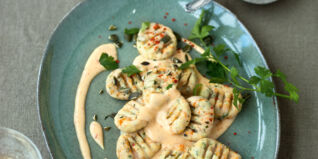 Möhren-Petersilien-Gnocchi mit Chili-Käse-Sauce Möhren-Petersilien-Gnocchi mit Chili-Käse-Sauce