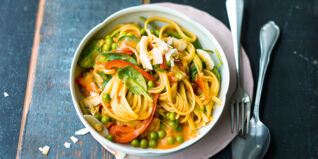 Kokos-Tomaten-Nudeln mit Spinat Kokos-Tomaten-Nudeln mit Spinat