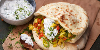 Suppengrün-Salat im Pitabrot mit Pfeffer-Feta-Creme Suppengrün-Salat im Pitabrot mit Pfeffer-Feta-Creme