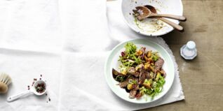 Blattsalat mit Steakstreifen Blattsalat mit Steakstreifen