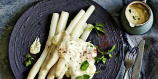 Spargel mit kräuterfrischer Hollandaise Spargel mit kräuterfrischer Hollandaise