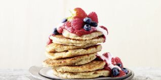 Pancakes mit Joghurt und Beeren Pancakes mit Joghurt und Beeren