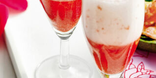 Rosa-Wolke-Sekt mit Erdbeeren Rosa-Wolke-Sekt mit Erdbeeren