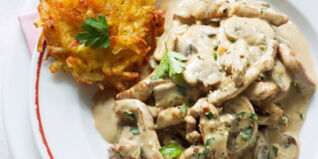 Klassisches Zürcher Geschnetzeltes serviert mit Rösti Zürcher Geschnetzeltes