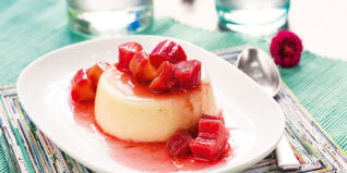 Grießflammeri mit Rhabarberkompott Grießflammeri mit Rhabarberkompott