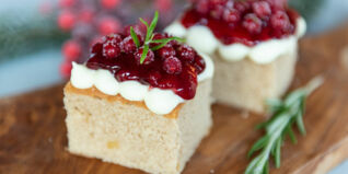 Glühwein Schmand-Schnitten garniert mit Johannisbeeren Glühwein Schmand-Schnitten