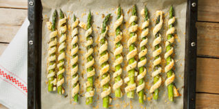 Gebackener grüner Spargel umwickelt mit Teig Spargel-Grissini