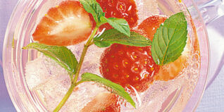 Bowle mit Minze & Erdbeeren Bowle mit Minze & Erdbeeren