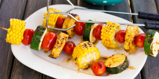 Gemüsespiesse mit Tomaten, Mais & Zucchini Grillen Unterseite Rezepte Vegetarisch