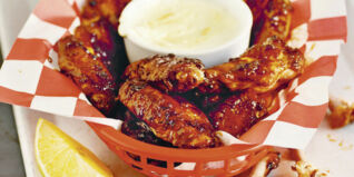 CHICKEN WINGS MIT BLUE CHEESE DIP CHICKEN WINGS MIT BLUE CHEESE DIP