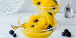 Mango-Orangen-Ingwer-Sorbet mit Heidelbeeren Mango-Orangen-Ingwer-Sorbet mit Heidelbeeren