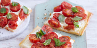 Pizza mit Schafskäsecreme und Tomaten Pizza mit Schafskäsecreme und Tomaten