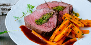 Gefülltes Rinderfilet mit glasierten Möhren Gefülltes Rinderfilet mit glasierten Möhren