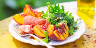 Salat mit Grillpfirsich und Schinken Sommer Salate Rezepte
