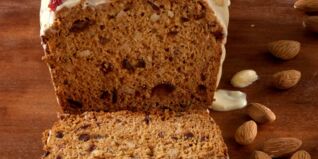 Honigkuchen mit Mandeln, Datteln und Preiselbeeren Honigkuchen mit Mandeln, Datteln und Preiselbeeren