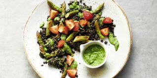 Spargel-Linsen-Salat mit Erdbeeren und Kräuterdressing Spargel-Linsen-Salat mit Erdbeeren und Kräuterdressing