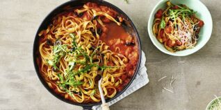 One-Pot-Pasta mit Paprika, Oliven & Rucola One-Pot-Pasta mit Paprika, Oliven & Rucola